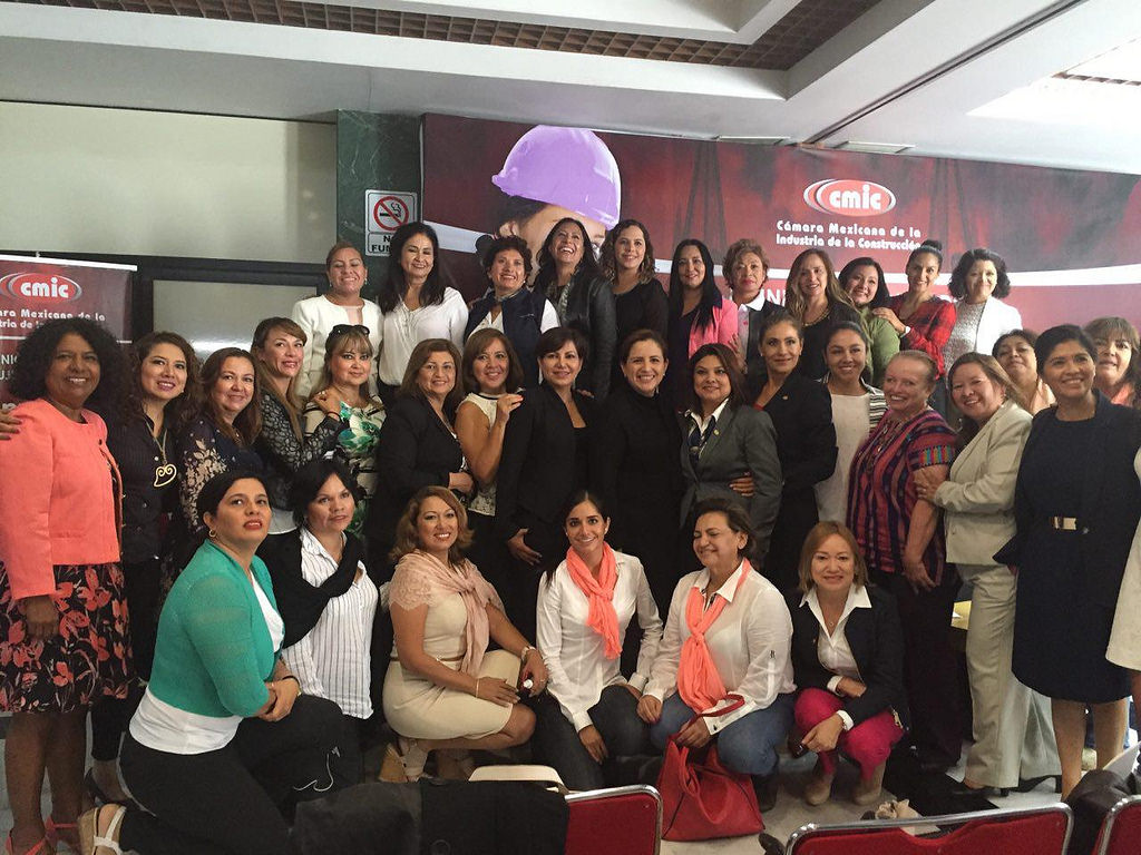 “SI LAS MUJERES CONSTRUYÉRAMOS LAS CASAS DE ESTE PAÍS, NO TENDRÍAMOS ESTAS”: CANDELARIA OCHOA, EN CONFERENCIA ANTE MUJERES EMPRESARIAS DE LA CONSTRUCCIÓN